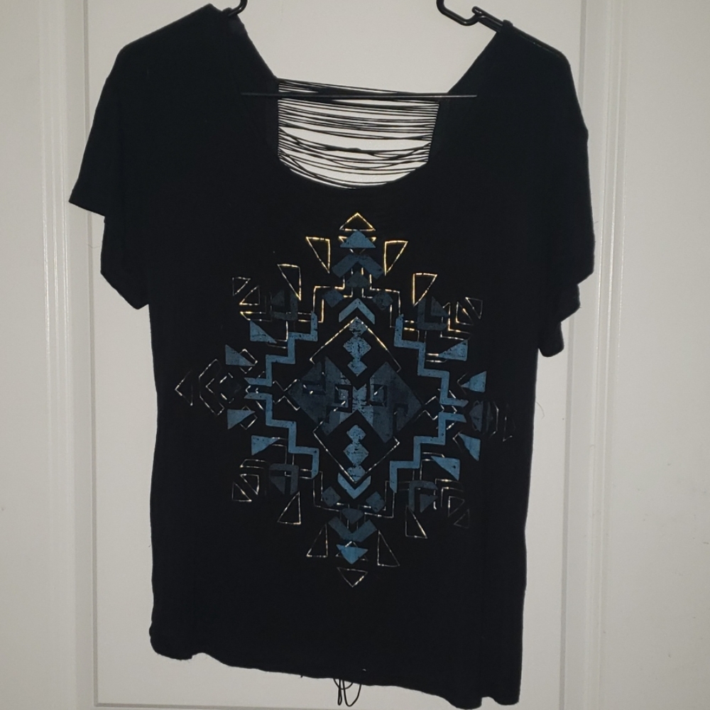 Cute shirt with stringy detail